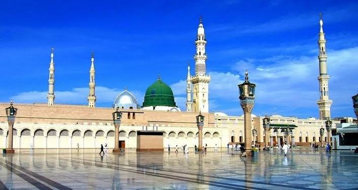 Elderly Man Ass@ulted in Masjid-e-Nabawi in Viral Video, Security Steps in to Separate to the Two