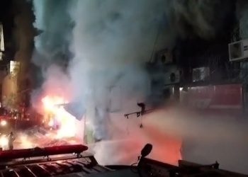 Fire at Karachi’s Gul Plaza, 6 Lost Lives, Injures 20 & Blaze Still Not Fully Under Control