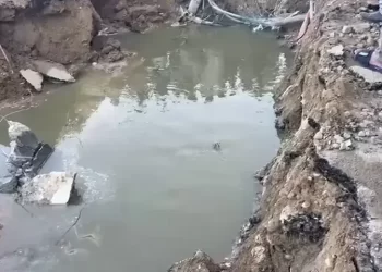 Five family members, including two children, rescued after falling into open drain in Karachi: Rescue 1122