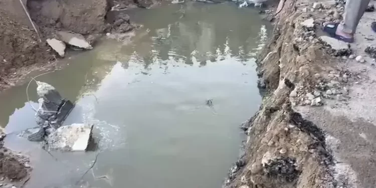 Five family members, including two children, rescued after falling into open drain in Karachi: Rescue 1122