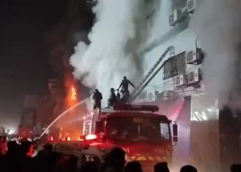 Hours after eruption, blaze at Karachi’s Gul Plaza yet to be extinguished; Edhi says death toll has risen to 6