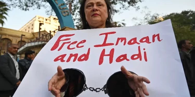 Hours-long blockade of roads around Karachi Press Club amid protest against Imaan, Hadi’s conviction