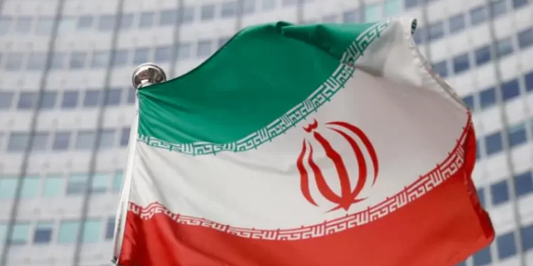 Iran threatens to hit US bases, carriers in event of attack