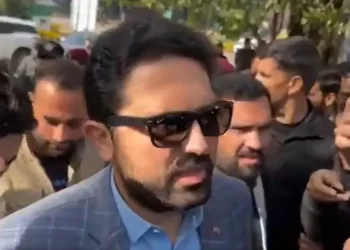 KP CM Afridi camps outside Supreme Court in bid to facilitate meeting between Imran, his physicians