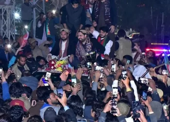 PTI workers and supporters welcome KP CM Sohail Afridi at Giddu Chowk on Saturday. &mdash; Umair Rajput