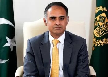 Kayani says govt to step up action against illegal cigarette brands