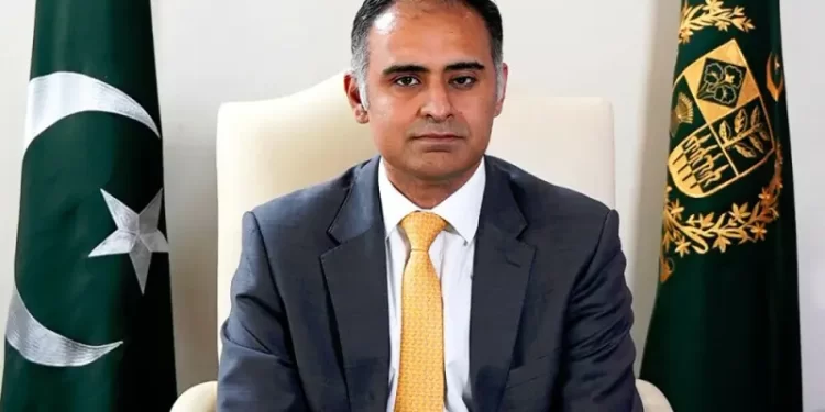 Kayani says govt to step up action against illegal cigarette brands