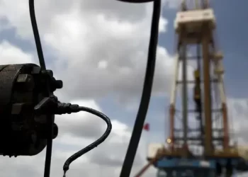 Oil falls after Trump says Venezuela will send supply to US