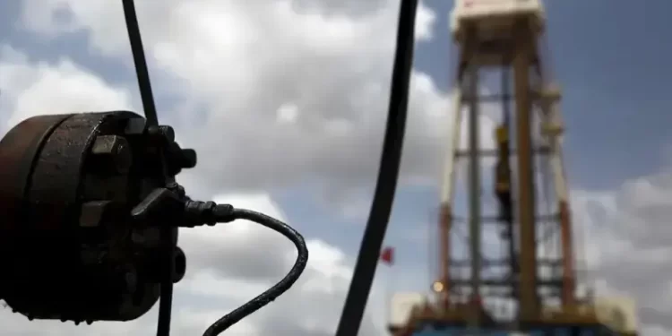 Oil falls after Trump says Venezuela will send supply to US