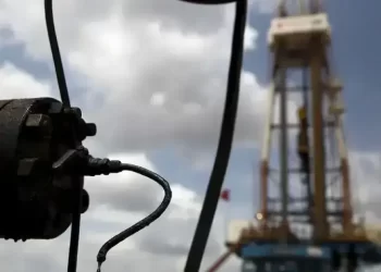 Oil prices rise after US inventory draw, Venezuela in focus