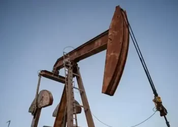 Oil slips as investors assess supply outlook, US stock build