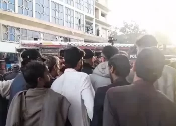 Protest held at Karachi Press Club against Imaan and Hadi’s conviction amid road closures