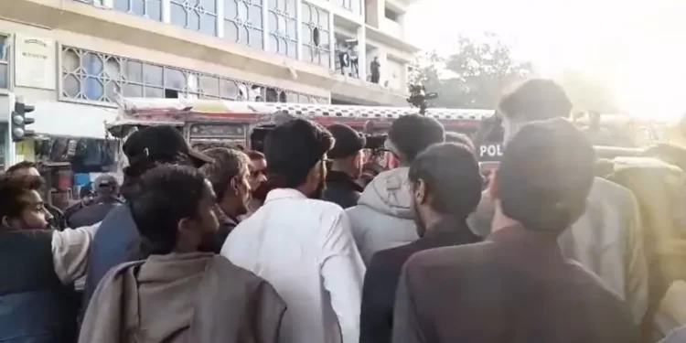 Protest held at Karachi Press Club against Imaan and Hadi’s conviction amid road closures