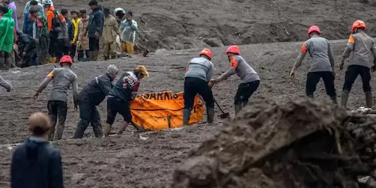 Search for 32 people missing in Indonesia landslide hampered by rain as death toll rises to 34