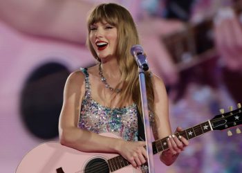 Taylor Swift's real-life texts to Blake Lively sound a lot like her lyrics