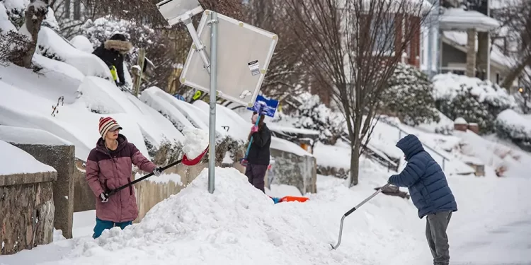 US monster storm kills 30