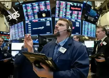 US stocks higher to open heavy week of earnings, Fed meeting