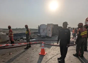 12 killed, 6 injured in traffic accident on M9 Motorway in Karachi