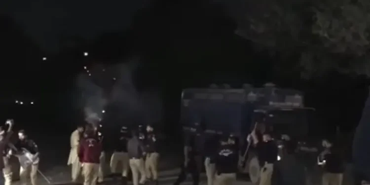 Karachi police clash with Jamaat-i-Islami workers outside Sindh Assembly
