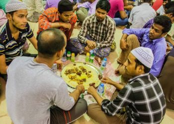 17 Years of Kindness! Omani Man Serves Free Iftar to Roadside Drivers