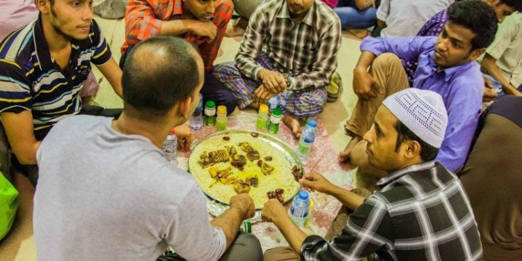 17 Years of Kindness! Omani Man Serves Free Iftar to Roadside Drivers