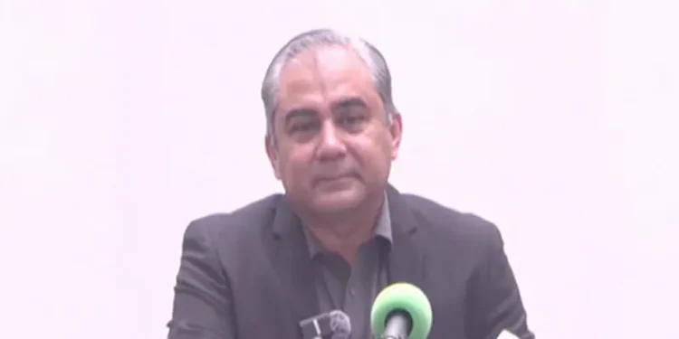 Govt does not want to politicise Imran’s health, says interior minister Naqvi