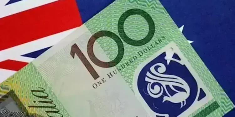 Australian dollar hangs tough as kiwi takes the fall