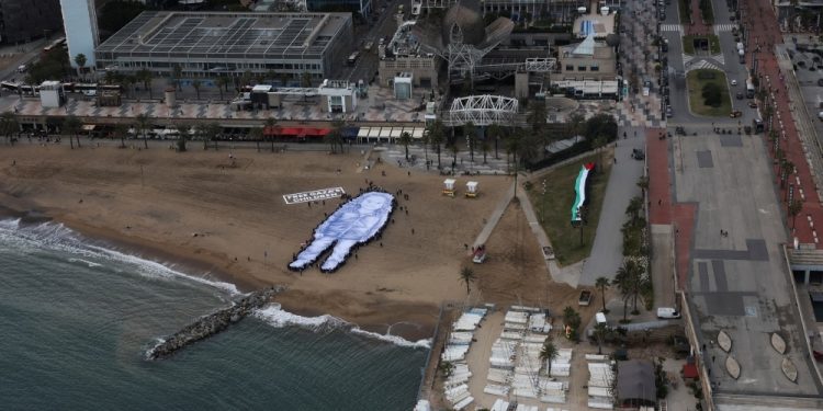 From Gaza to Barcelona: Giant Portrait of Hind Rajab Displayed on 2nd Anniversary of Her Martyrdom 