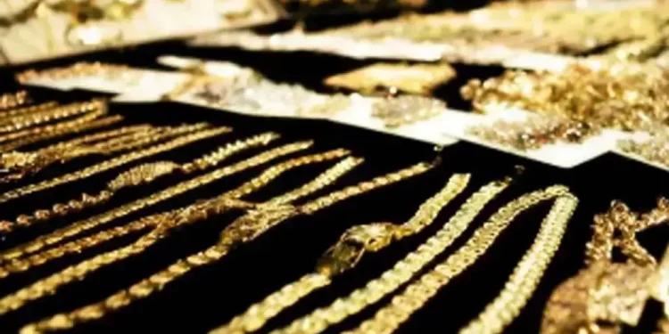 Gold price per tola drops by Rs21,400 in Pakistan