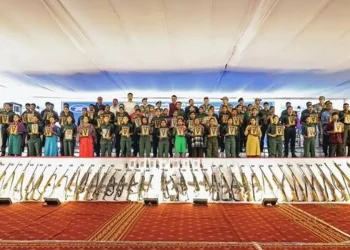 India says key Maoist guerrilla surrenders as net tightens