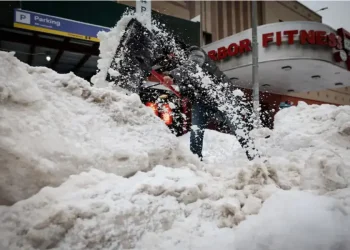 Snowstorm blankets US northeast as New York sees travel ban