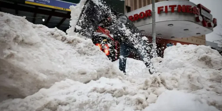 Snowstorm blankets US northeast as New York sees travel ban