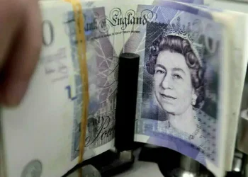 Sterling edges up, rate divergence and market sentiment in focus