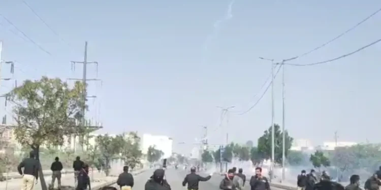 At least 6 dead after protests erupt near US Consulate in Karachi