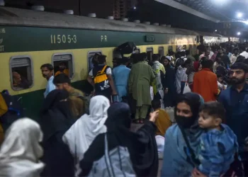 With 1,176 passengers, Eid train from Karachi sets off
