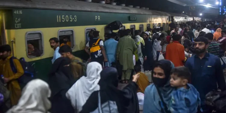 With 1,176 passengers, Eid train from Karachi sets off