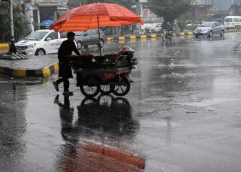 Rain, strong winds lash various districts in Lahore