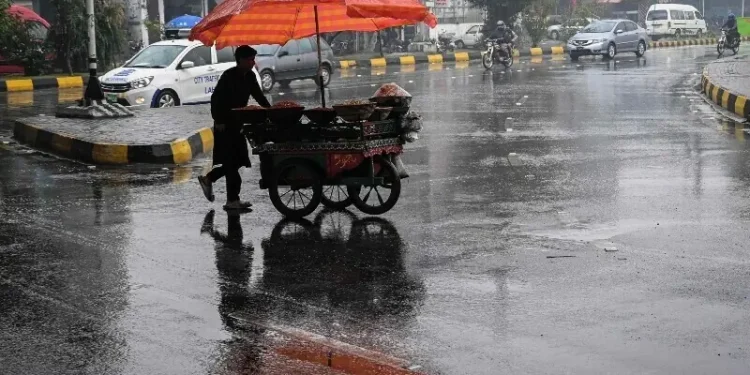 Rain, strong winds lash various districts in Lahore