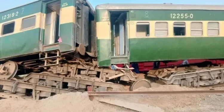 Karachi-bound Tezgam Express derails near Bahawalpur in Punjab