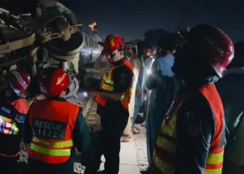 Several injured as Karachi-bound Tezgam Express derails near Punjab’s Lodhran: official