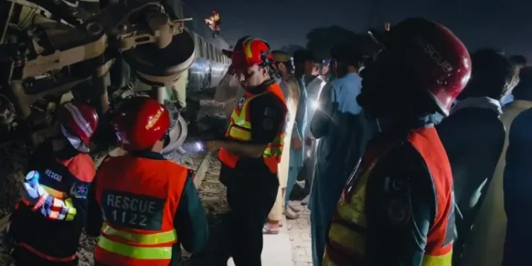 Several injured as Karachi-bound Tezgam Express derails near Punjab’s Lodhran: official