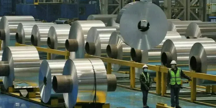 Aluminium falls as dollar firms; Mideast war underpins weekly gain