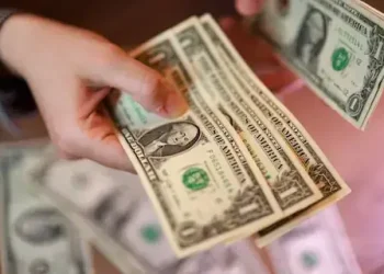 Dollar strengthens as confidence recovers, Fed hike bets trimmed