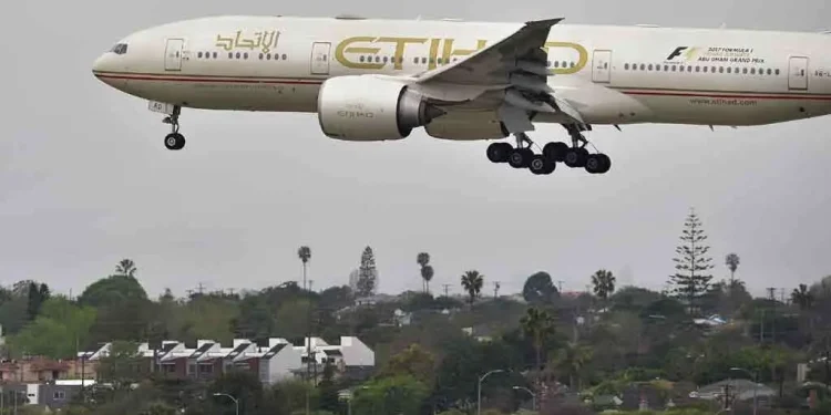 Etihad Airways resumes some operations, commercial flights still halted amid Iran conflict