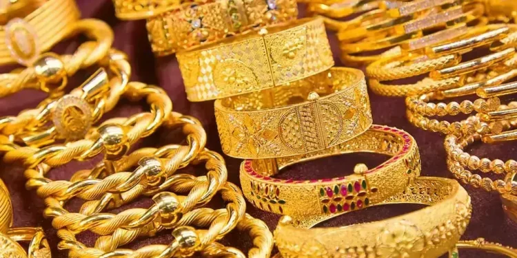 Gold per tola gains Rs16,300 in Pakistan