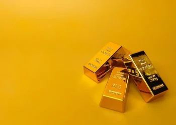 Gold price drops by Rs24,300 per tola in Pakistan