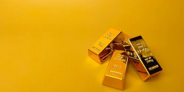 Gold price drops by Rs24,300 per tola in Pakistan