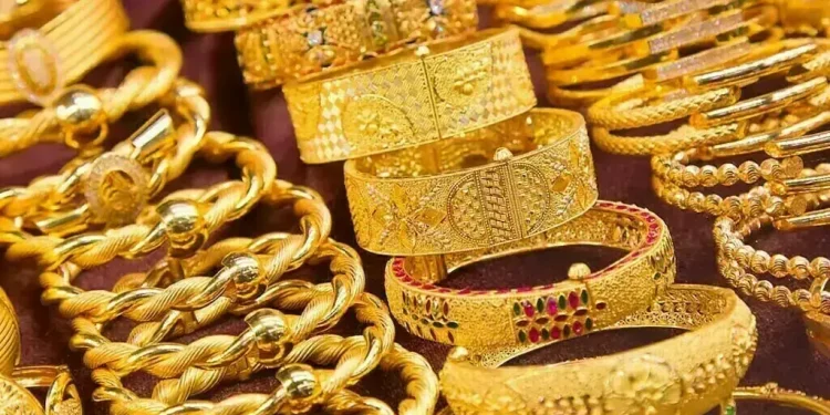 Gold price drops by Rs3,400 per tola in Pakistan