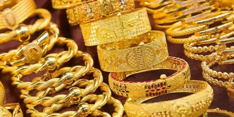 Gold price drops by Rs8,700 per tola in Pakistan