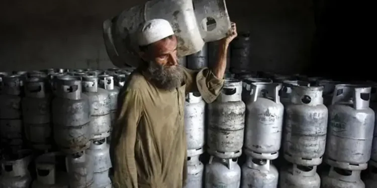 India: Cooking gas crunch hits home